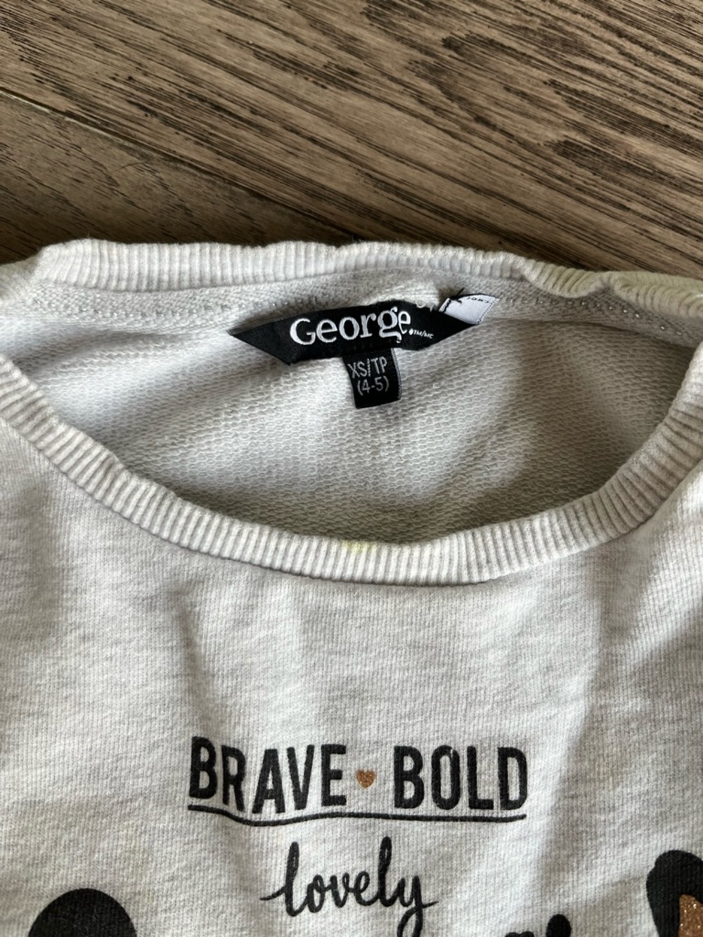 🥳FREE with purchase🥳 Kids Gray Heart-Print Sweatshirt size XS 4-5 - Picture 2 of 3